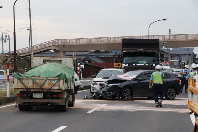 事故現場で左のダンプカーとその右の2台の乗用車がぶつかった