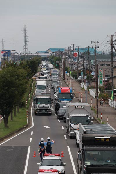 見附市方向へ延びる渋滞の列