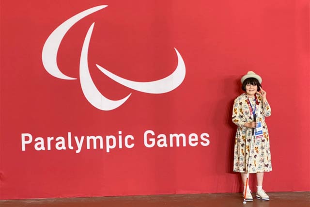 開会式後に国立競技場で記念撮影する佐藤ひらりさん