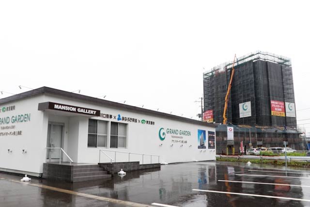 モデルルームを備えたマンションギャラリーと建設中の「グランドガーデン燕三条駅」