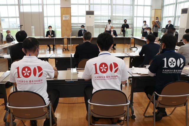 大河津分水通水100周年のポロシャツを来た国交省職員