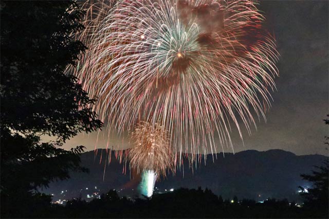 三条市飯田地内の五輪峠から見る花火