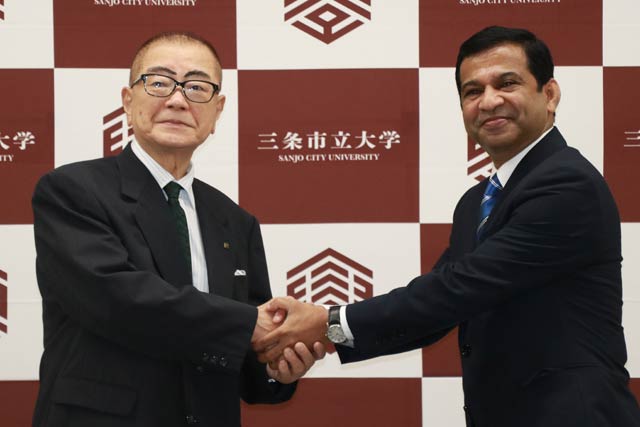 パール金属会長の高波久雄さん(左)と三条市立大学のアハメド・シャハリアル学長
