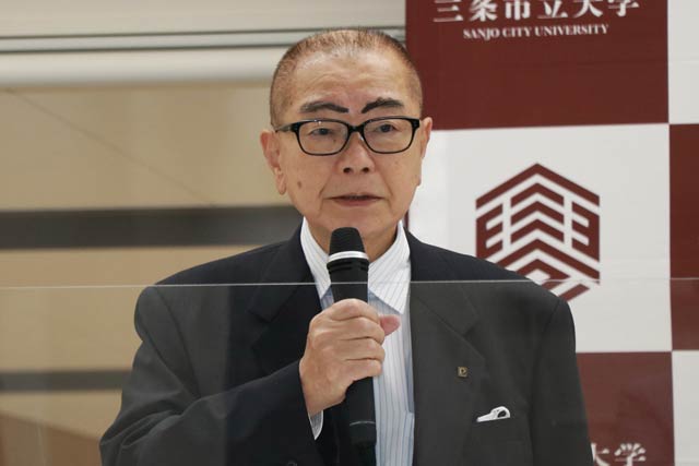 あいさつする高波さん