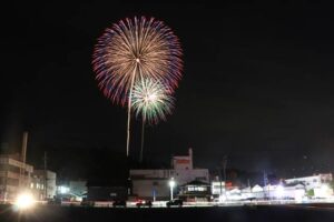 疫病退散を願って加茂・青海神社の春祭りの花火大会