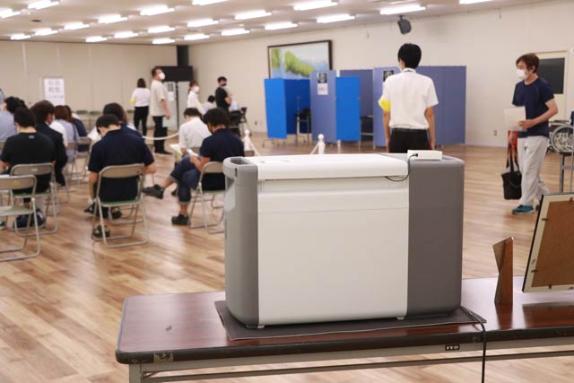 ツインバードの工業のディープフリーザーを展示した会場で職域接種
