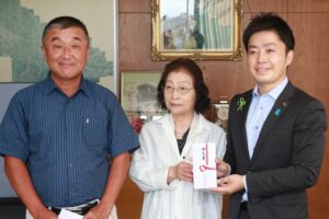 左から三条市場親和会の長谷川事務局長と島影会長、滝沢市長