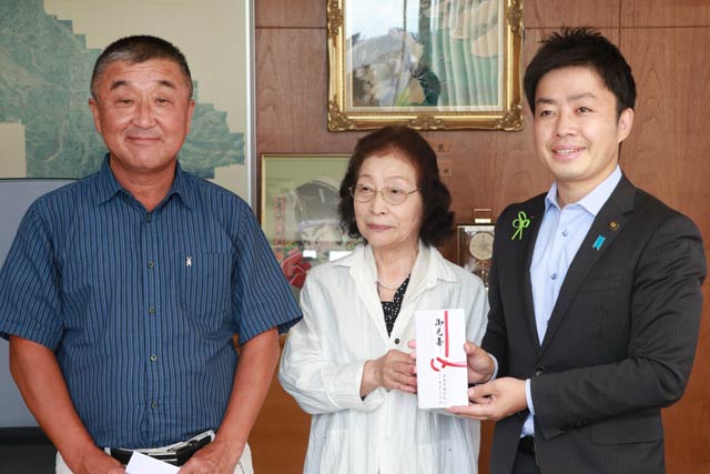 左から三条市場親和会の長谷川事務局長と島影会長、滝沢市長