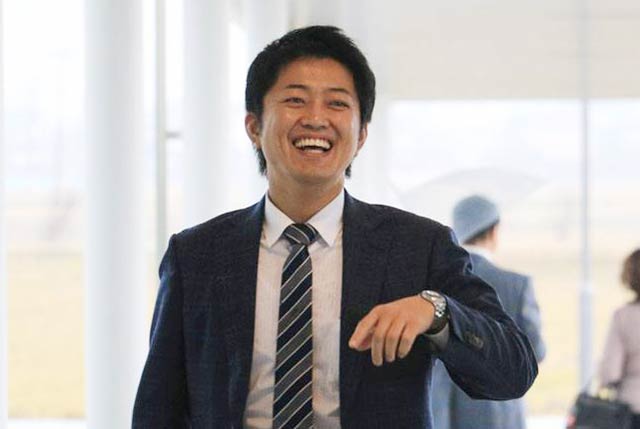 2015年12月に燕市役職を訪れた武雄市職員の池田修一さん