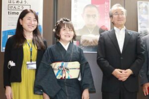 左から佐藤ひらりさんの母、絵美さん、佐藤ひらりさん、花角知事