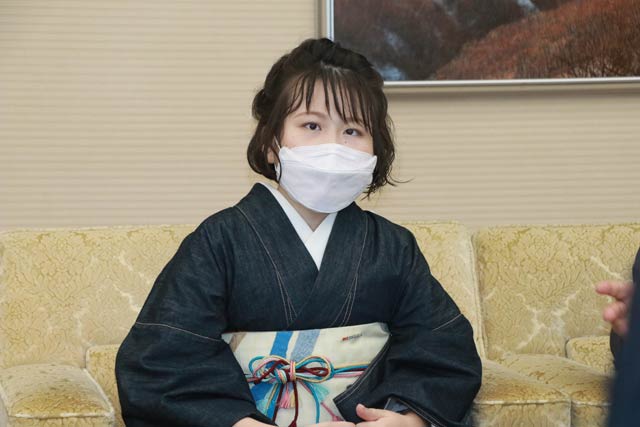 花角知事と話す佐藤ひらりさん