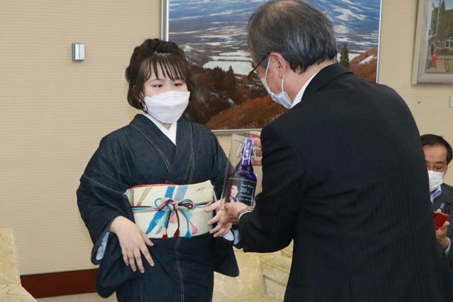 佐藤ひらりさんから花角知事に福顔酒造の醸造酒をプレゼント