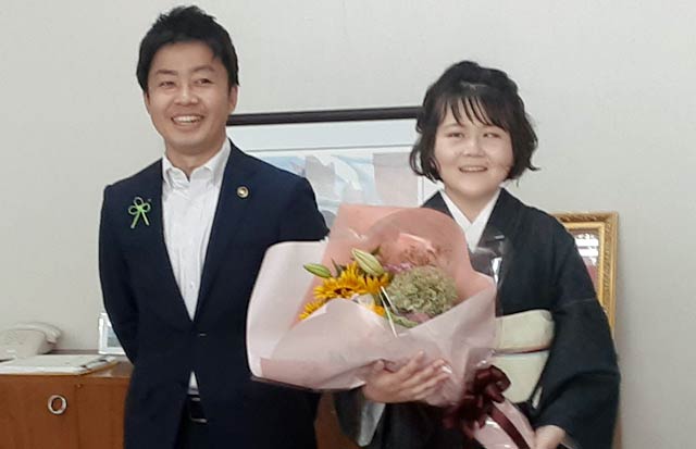 滝沢三条市長(左)を表敬訪問した佐藤ひらりさん