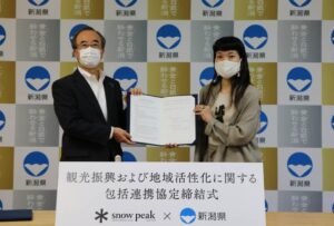 観光振興および地域活性化に関する包括連携協定の締結式で花角知事と山井社長