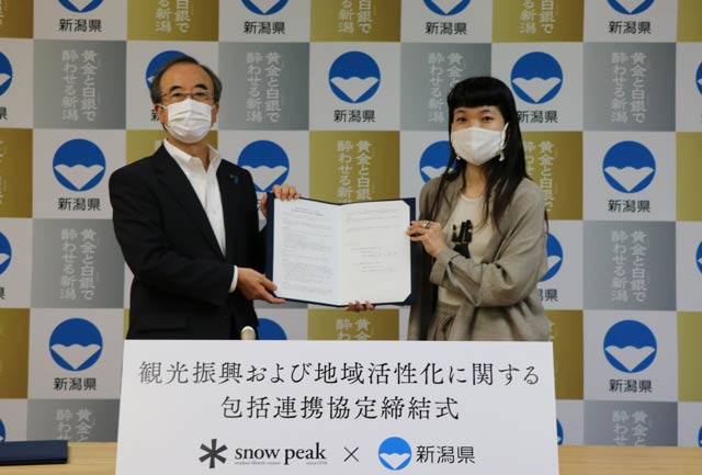観光振興および地域活性化に関する包括連携協定の締結式で花角知事と山井社長
