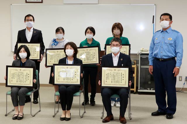 前列3人が第四北越銀行吉田支店、後列左から2人が三条信用金庫燕西支店、続く2人がセブン-イレブン吉田大保町店、そして渡辺燕署長