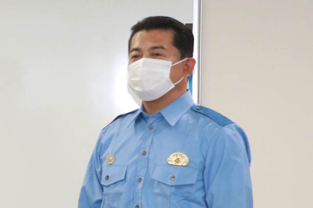 あいさつする渡辺署長