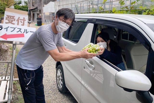 渡辺果樹園のドライブスルー販売