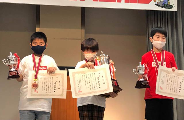 左から3位の岡本さん（弥彦小6年）、優勝の瀧口さん（西鱈田小4年)、2位の齋藤さん（燕南小6年）