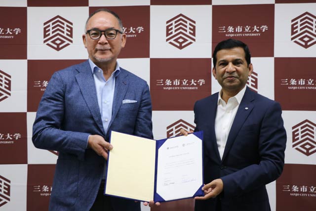 スノーピークの山井会長(左)と三条市立大学のシャハリアル学長