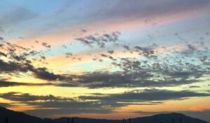 燕市で28日の夕空