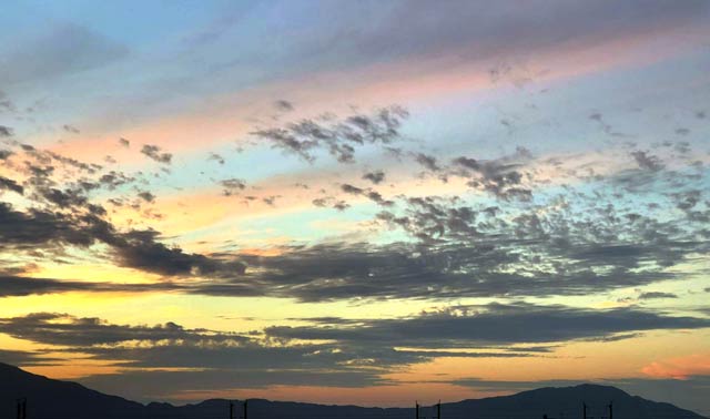 燕市で28日の夕空