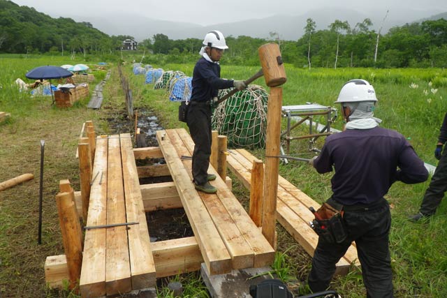 尾瀬の木道を再利用した循環型「尾瀬の木道ペーパー」の作業のようす