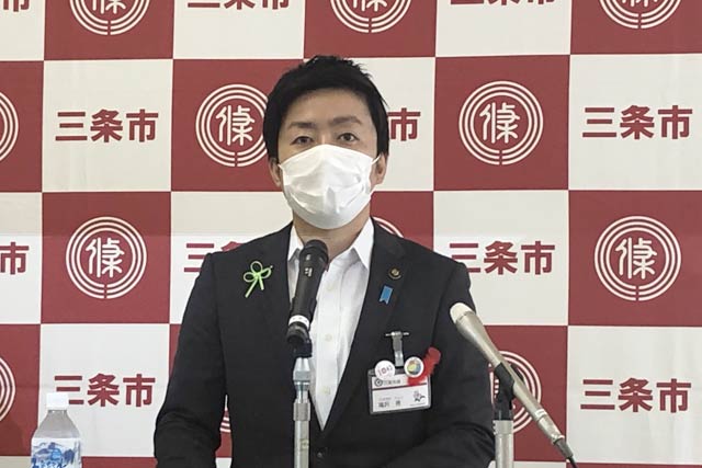 記者会見する滝沢市長