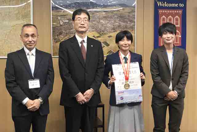 左から吉田中の齋藤哲也校長、鈴木市長、秋澤さん、陸上部顧問の田中みのり教諭