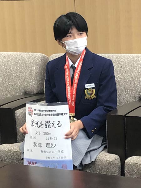 鈴木市長と話す秋澤さん