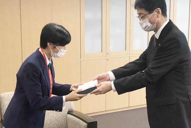 鈴木市長から秋澤さんに東京五輪選手村で使われた燕市のカトラリーをプレゼント
