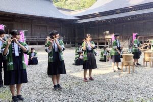 ふるさとキャラバンで弥彦神社拝殿わきで木遣りや樽太鼓の演奏をする弥彦中3年生