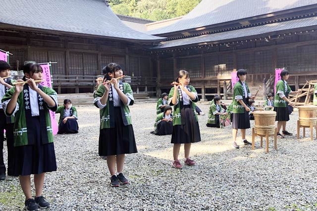 ふるさとキャラバンで弥彦神社拝殿わきで木遣りや樽太鼓の演奏をする弥彦中3年生