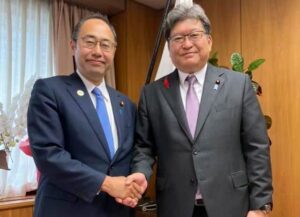 萩生田経産大臣(右)と握手する細田氏
