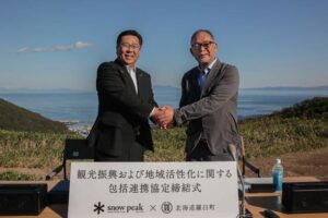 観光振興および地域活性化に関する包括連携協定締結式で北海道羅臼町の湊屋町長(左)とスノーピークの山井会長