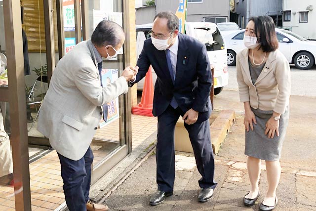出席者とグータッチする細田夫妻