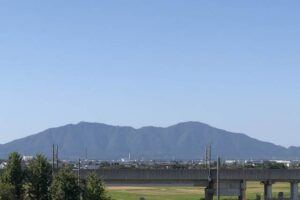 10日の弥彦山と雲ひとつない青空
