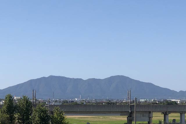 10日の弥彦山と雲ひとつない青空