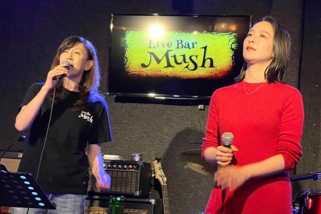 mimiさん(左)と「あなたと出逢えて幸せでした…これからも」を歌う愛花さん