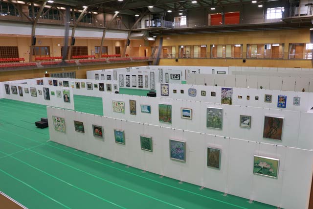 審査が終わって展示作業が進む三条市展の会場の三条市体育文化会館