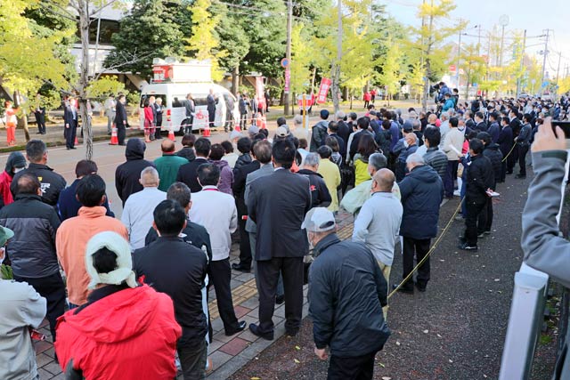 三条市役所前の集まった支持者’