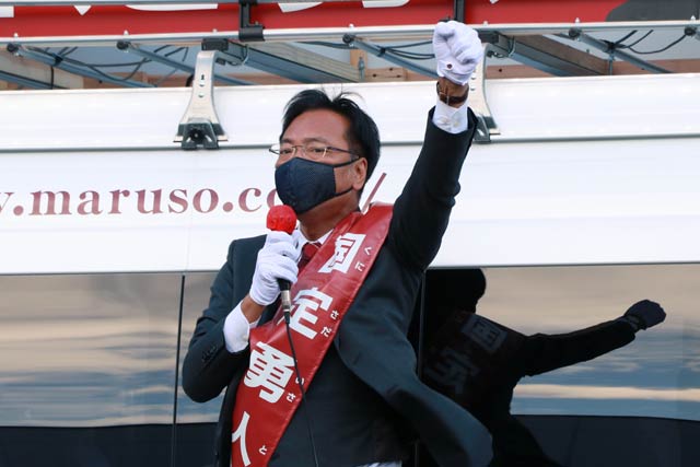 演説する国定氏