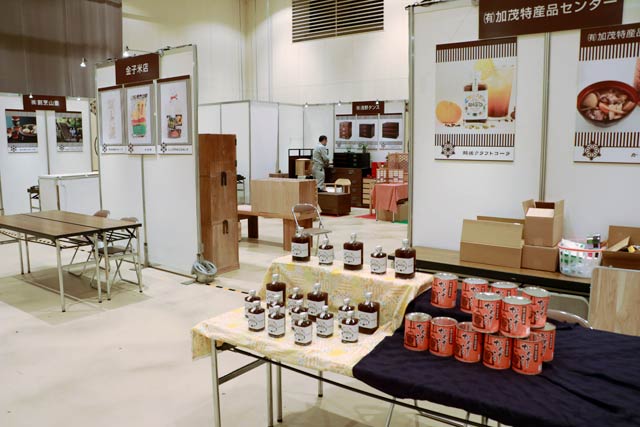 加茂オリジナル推奨品販売イベント「小京都・加茂のタカラモノ。」の会場の展示作業