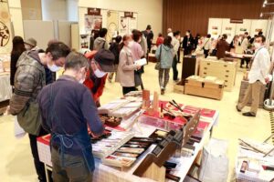 にぎわう加茂オリジナル推奨品販売イベント「小京都・加茂のタカラモノ。」