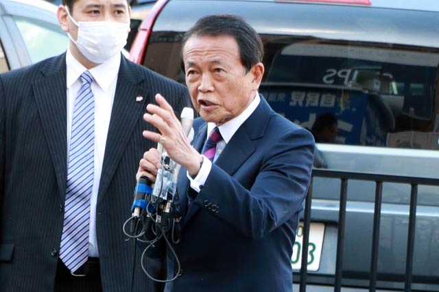 万代シテイビルボードプレイス前で演説する麻生太郎氏