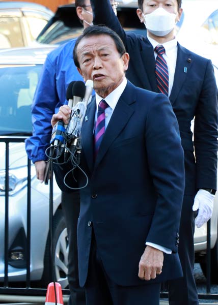 万代シテイビルボードプレイス前で演説する麻生太郎氏