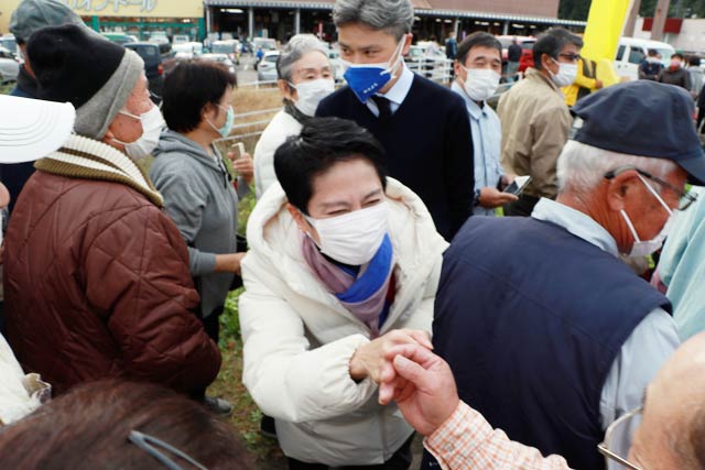 集まった支援者に菊田氏の支持を呼びかける蓮舫氏