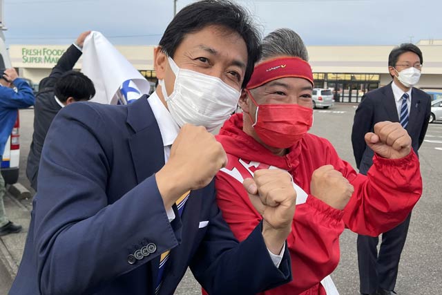 2人でガッツポーズに応える