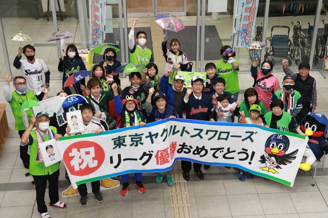 横断幕を前に参加者で記念撮影