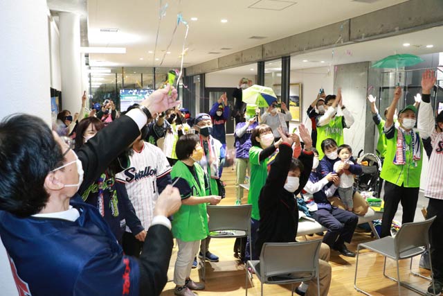 高津監督の胴上げに合わせてクラッカーを鳴らす